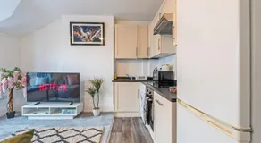 1Bedroom Maisonette - Sleeps 4 - 2 Toilets - Fast WiFi - Image 3