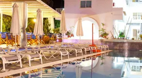 Tinas Plus Hotel - Image 2