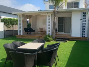 Sunlit Coastal Retreat Close to Cafes and Beach - Image 3