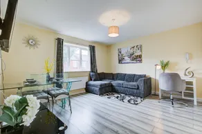 Spacious Urban Apartment in Croydon - Image 2