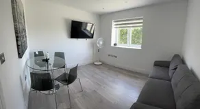 QB Stylish 2 Bedroom Apartment - Smart TV - Wifi - Parking - Image 2