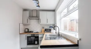 Spacious 3-Bed Home Sleeps 6 Free Parking - Image 5