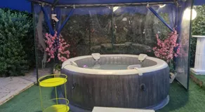 Spacieuse villa entièrement équipée avec jacuzzi, terrasse et jardin | Vue jardin | Parfaite pour le travail à distance - Image 5