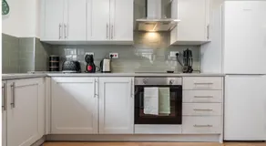 High-Standard 3BR Home, Free Parking, Sleeps 5 - Image 4
