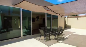 Villa con patio grande en urb cerca del Malecon Salinas - Image 2