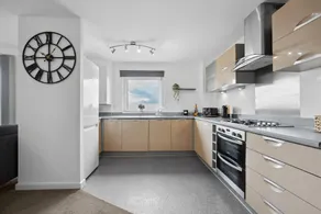 The Pinnacle by Cotels - CENTRAL LOCATION, PARKING, FIBRE WIFI, SMART TV, FULLY EQUIPPED KITCHEN - Image 3