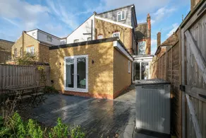 Modern 4 Bedroom Apartment in London with Parking and Garden - Image 3