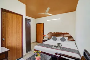 OYO Townhouse 1022 Pagoda - Image 4
