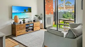 Private Room & Ensuite, in hosted-shared Modern 2 bedroom Apartment - full use of all home facilities - Image 2