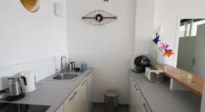 Charmant studio adapté aux familles avec terrasse | Vue mer | À côté de la plage | Parfait pour le travail à distance - Image 3
