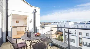 Elliot Oliver - Luxury Three Bedroom Town Centre Apartment With Parking - Image 3