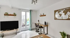 Chic studio with terrace in Paris - Image 2