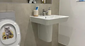 En-suite bedroom in a family home near Gatwick airport and Horley station - Image 4