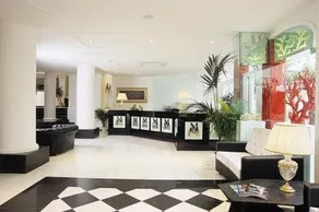 M Glamour Hotel - Image 3