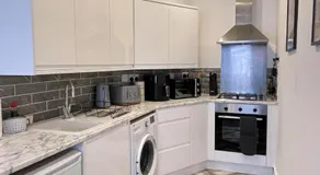Montague Apartment-Spacious, Central & Free Parking - Image 3