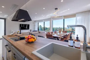 Chic Roof Terrace Penthouse with Full Sea View - Image 4
