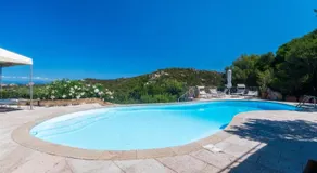 Agréable villa entièrement équipée avec terrasse, jardin et piscine | Vue montagne - Image 3