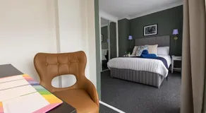 3 Bed Hull Home WiFi On Street Parking - Image 2