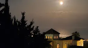 Rummelig, familievenlig villa med pool, solrig have og spektakulær havudsigt<br> - Image 3