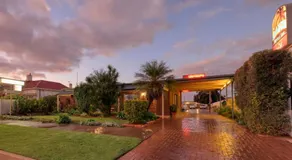 Oasis Motor Inn - Image 3
