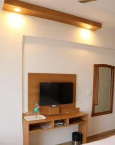 The Three Oaks Boutique Hotel - Image 2