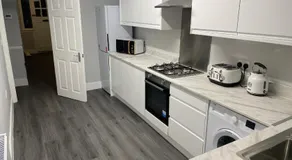 Modern 4 Bedroom House 10 mins from East Croydon with Garden and Free parking - Image 2