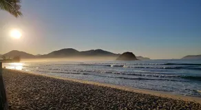 Suítes privativas com Ar, Frigobar e TV - apenas 300m da Praia da Maranduba - Image 5