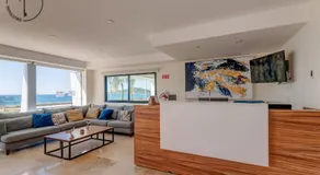 Stylish Apt. w/ Rooftop, Infinity Pool & Sea View - Image 5