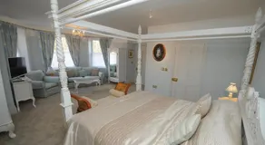 The Quays Mansion in Christchurch - Image 2