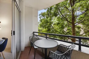 Chic Urban Escape in Vibrant Camperdown - Image 4