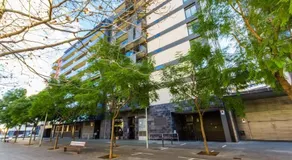 Quiet modern 2 bed apartment with Balcony, Pool and Free Parking - Image 2