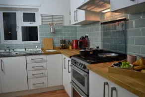 Epicsa - Corporate & Family Stay in 3 Bedroom House with Garden, FREE parking - Image 3