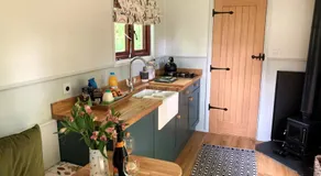 Lilliput - Delightful 1-bedroom shepherd's hut - Image 2