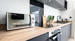 Trendy 1 Bedroom Flat near Leeds City with Free Parking, Ideal for Contractors & Long Stays - NordStay - Image 2