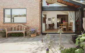 3 Bedroom House with Courtyard Garden and Parking - Image 4