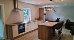 Modern 2 bedroom Apartment with River views - Image 3