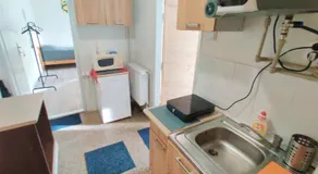 Apartment in house with private parking and garden - Image 2