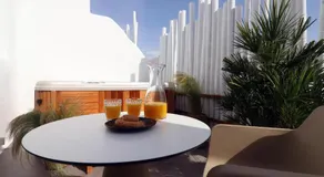 Appartement 'Narcissus Luxury Suites - Theseus' avec terrasse privée, Wi-Fi et climatisation - Image 2