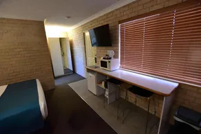 Kennedy Drive Boutique Motel & Nursery- Close To City Centre & Airport - 24 Hour Self Check-In - Image 2