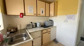 Cosy Apartment with Private Access and Kitchenette in Guildford - Image 4