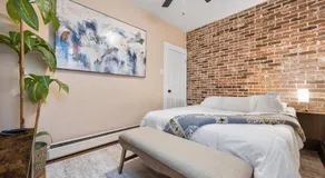 Spacious & Stylish 2BR Apartment Near Manhattan - Image 2
