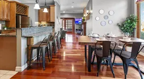 Huge Downtown Retreat with Free Parking - Image 4