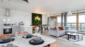 Luxury 2 bed, Central, Free Parking, Smart TV By Valore Property Services - Image 3