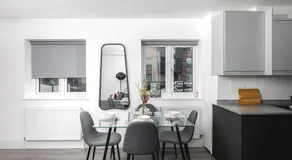 Modern Spacious 1Bed with Allocated Parking, Fast Wi-Fi, Private Garden, and Fast Access to Train and Bus Stations - Image 3