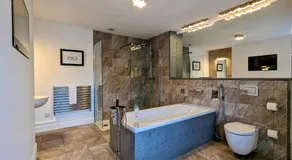 Robert Bolt House, Free Parking, 1 Minute to Metrolink - Image 2