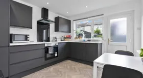 Contractor & Family Friendly House - Sleeps 8 - FREE Parking and Fast Wi-Fi - Image 5
