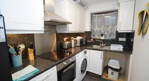 Ground Floor 2Bedroom Apt in Central Slough By Easy 2 Manage - Image 3