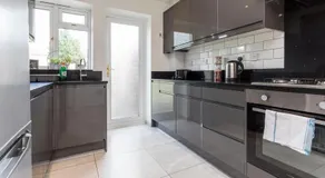 West Green House Spacious 3BR,Wifi,Paid Parking, Next to Crawley Hospital,Close to Gatwick Airport, Contractors, temporary relocations - Image 2