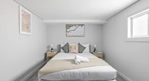 Detached Queen Room - Nearby Shops & Eateries - Shared Bathroom - Image 2