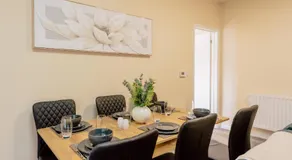 Spacious 3 Bed in Letchworth by ARP HOMES, Ideal for contractors and Long Term Stays, Sleeps 6 - Image 3